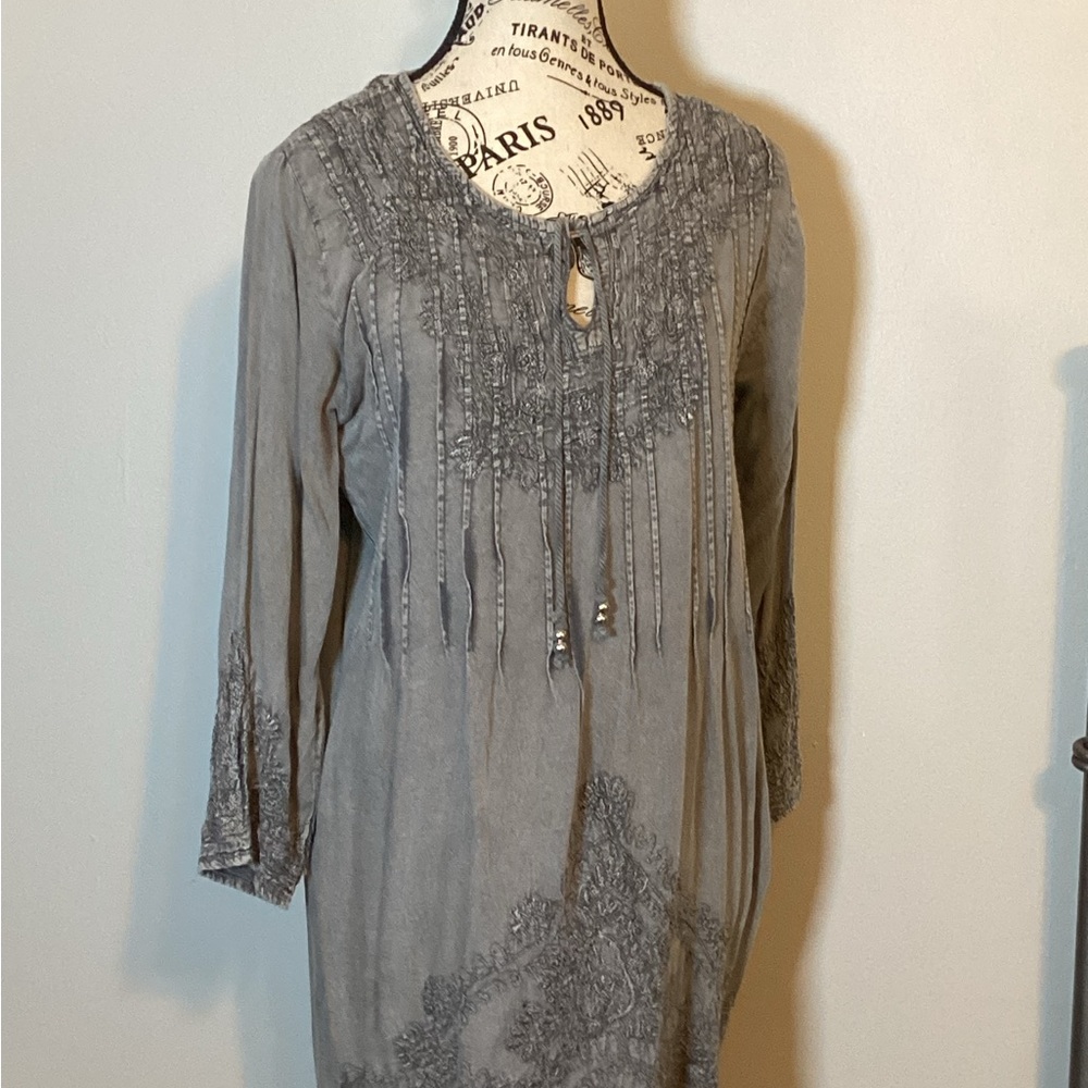 SOLITAIRE EMBROIDERED BOHO GRAY PEASANT LIGHTWEIGHT TUNIC TOP RAYON SZ. M